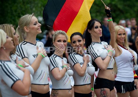 ポルノ女優らがボディーペイントでサッカー対戦 写真12枚 国際ニュース：afpbb News