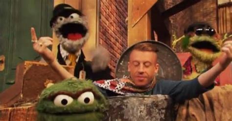 macklemore teams up with sesame street s oscar the grouch for genius thrift shop cover