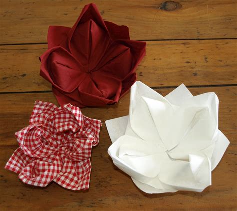 Pliage de serviette de table en forme de lotus, réaliser lotus avec une