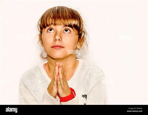 Hermosa Niña Rezando Y Mirando Hacia Arriba Aislado En Blanco Fotografía De Stock Alamy