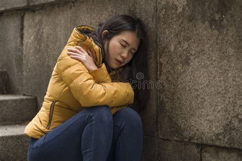 Joven Atractiva Triste Y Deprimida Mujer China En Chaqueta De Invierno
