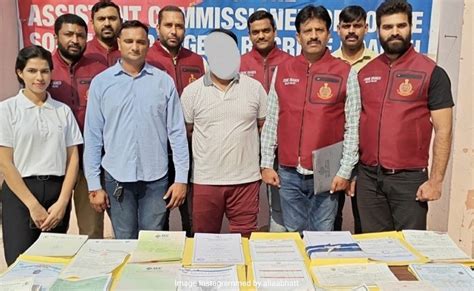 Delhi Gang Selling Fake Degrees Marksheets And Certificates Busted 2