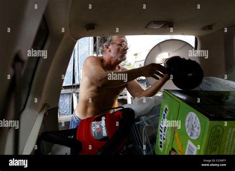 091404 gc hur d--Pensacola Beach, Fla.--Dana (cq) Word (cq), of