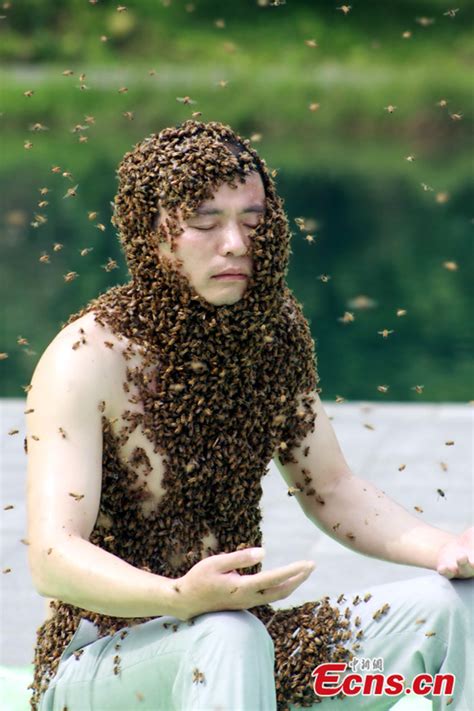 Jiangxi Man Breaks Bee Suit Guinness World Records 38 Headlines Features Photo And