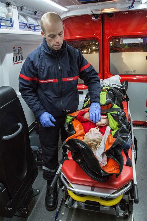 Photo De Evacuation Dans Lambulance Secours A Victime Pour Un Malaise