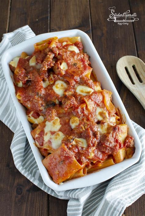 Ricetta semplice, cremosa e aromatica. PACCHERI AL FORNO CREMOSI con SALSICCIA E SCAMORZA | Primi