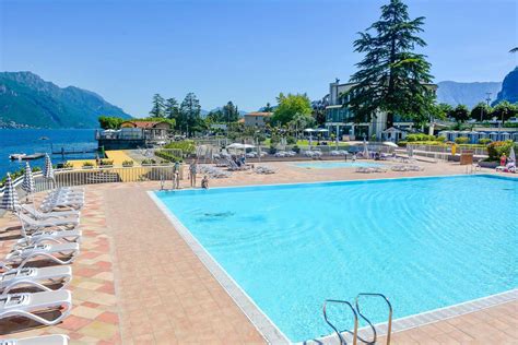 Gasten kunnen genieten van het uitzicht op het comomeer. The 5 most beautiful beach clubs of Lake Como | Flawless ...
