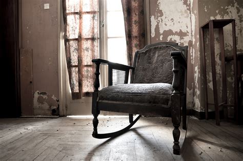 Not Haunted Vintage Chair For Sale Goes Viral For Hilarious Advertising