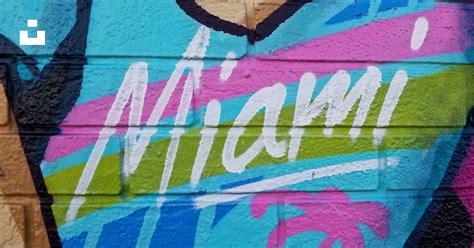 青とピンクの塗られた壁の写真 Unsplashの無料マイアミ写真