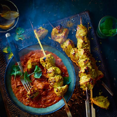 Season the chicken all over with salt and a good amount of smoked paprika and cayenne pepper only on the skin side. Chicken curry recipe - Chicken Makhani curry - Good ...