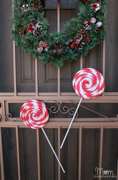 Crushed candy canes for decoration and inside the creams too. DIY Peppermint Lollipops Christmas Decor