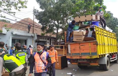 KAI Tertibkan 7 Aset Rumah Ditempati Warga Di Jalan Laswi Bandung