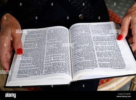 Mujer Leyendo La Biblia Close Up Fotografía De Stock Alamy