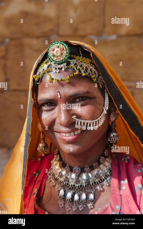 Indische Frau In Tracht Jaisalmer Rajasthan Indien Stockfoto Bild