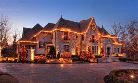 Here Is A Look At 10 Luxury Homes Decorated With Christmas Lights