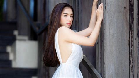 Tampil Anggun Pakai Dress Bermotif Potret Angel Karamoy Yang Satu Ini Bikin Netizen Pusing