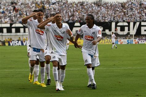 Estamos conseguindo tirar o clube da uti o presidente andres rueda busca reforços pontuais para o santos, mas não fará grandes investimentos. Quando falta pauta: Oba, hoje tem jogo do Santos!