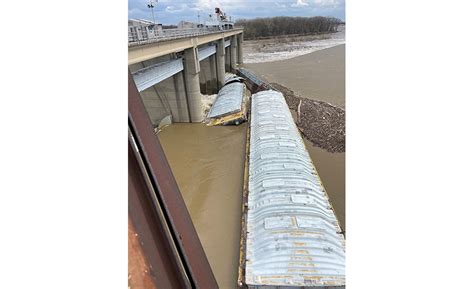 Loose Barges On Ohio River Crash Into Mcalpine Locks And Dam