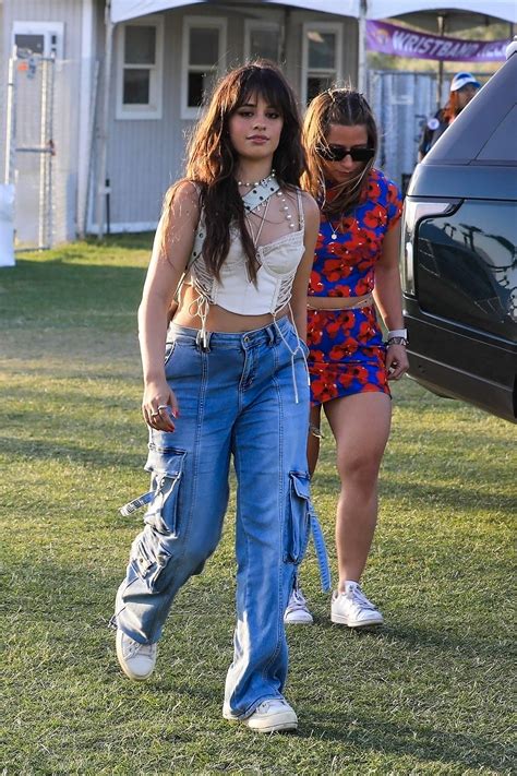 Camila Cabello Cautiva Con Jeans Cargo Y Tenis Normcore En Coachella