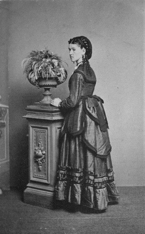 25 Glamorous Photos Of Victorian Women That Defined Fashion Styles From