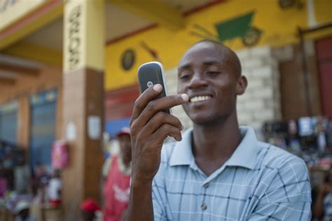Jovens Angolanos “formam Se” Nas Ruas De Luanda A Consertar Telemóveis