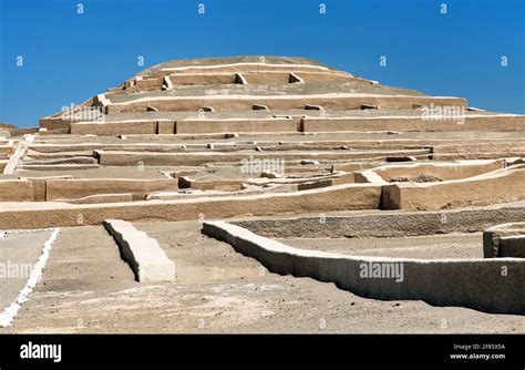 Pirámide De Nazca En El Sitio Arqueológico De Cahuachi En El Desierto
