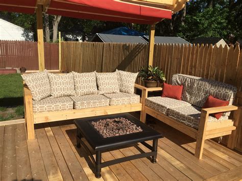 Let's check out what ideas and pallet designs are best for you and turn your house into a stylish and comfortable place with the new set of pallet patio furniture. Sectional seating | Do It Yourself Home Projects from Ana ...