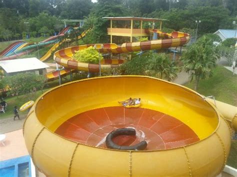 Taman tema air di sini mempunyai banyak gelongsor air untuk semua peringkat umur seperti. 10 Tempat Menarik Di Melaka Yang Mesra Keluarga! • Fariz Izhan