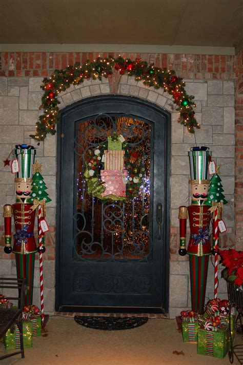 40 Christmas Door Decorations Ideas You Can Copy - Decoration Love
