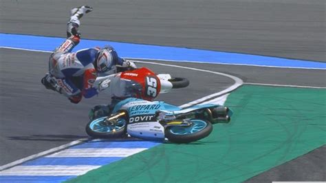 Большая авария с участием дипаскера, сасаки и алькобы на квалификации moto3 вынудила дирекцию motogp приостановить. Chaos in Moto3! Bastianini sleurt lokale held Chantra mee ...