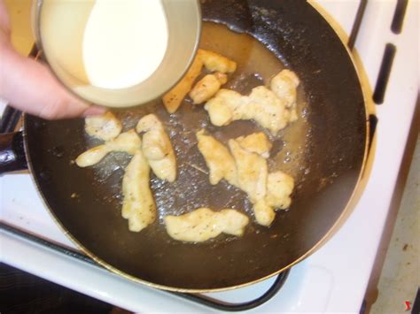 Petto di pollo con funghi e panna. petto di pollo panna e funghi - ricette pollo