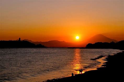 七里ガ浜から富士山に沈む黄金の夕日と満月 | 湘南・鎌倉ぶらぶらネット