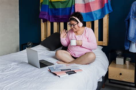 Wanita Lesbian Latin Berbaring Di Tempat Tidur Menggunakan Laptop Atau Komputer Belajar Dalam