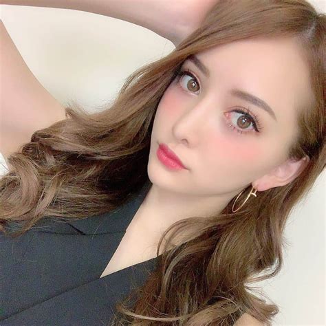 伊東亜梨沙さんのインスタグラム写真 伊東亜梨沙instagram「🖤🖤🖤 マツエクのお姉さんに 伊東さんはマツエクしてても睫毛減らないですねぇって言われて嬉しい私です😏笑