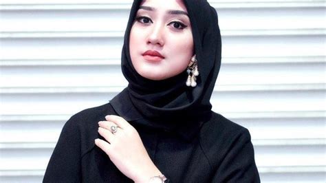 Jelang Lahiran Desainer Busana Muslim Dian Pelangi Pamer Foto Saat