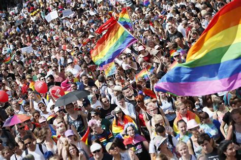 Prices start at 9€ per person! Was soll der Christopher Street Day fordern?: Der Berliner ...