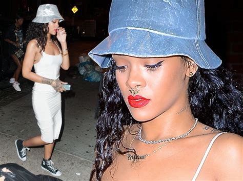 Rihanna Shows Off New Septum Piercing As She Steps Out In Nyc Daily Mail Online