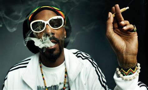 Incroyable Mais Vrai Snoop Dogg Paie Quelquun Pour Rouler Ses Joints