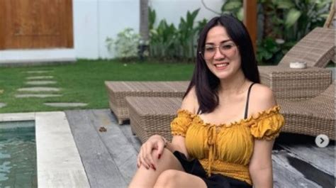 Hits Foto Seksi Terbaru Tante Ernie Kurir Naksir Pelanggan