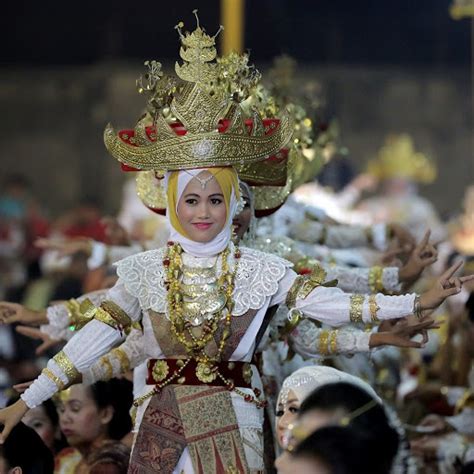 Pria akan menggunakan kain tapis sebagai tutup kepala, sedangkan perempuan akan menggunakan siger atau mahkota emas. Pakaian Adat Lampung Yang Wajib Anda Ketahui Filosofi ...