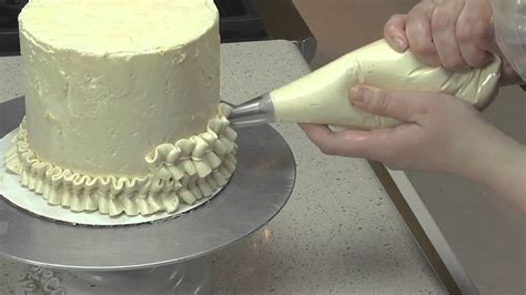 How To Pipe Buttercream Cake Decorations Youtube