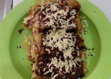 Enaknya tinggal di kampung karena banyak bahan yang tidak dibeli, ada pemberian dari tetangga ataupun keluarga dan ada juga dari kebun. Resep Pisang goreng coklat keju oleh Esy Handono - Cookpad