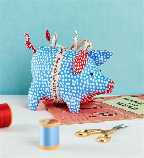 I'm always looking for free sewing patterns to share with people on my email list (join here for 1 free pattern every thursday!). Piggy Pincushion - Free sewing patterns - Sew Magazine