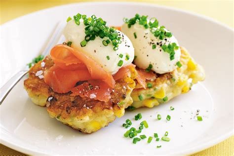 Evenly distribute spinach, shallot, and smoked salmon into each of the muffins. Corn fritters with smoked salmon