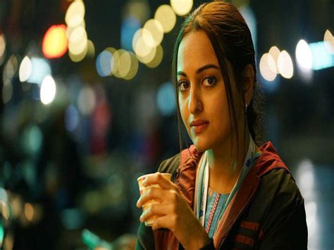 Khandaani Shafakhana Movie Review लैंगिक समस्यांवर खुलेपणाने भाष्य करणारा खानदानी शफाखाना
