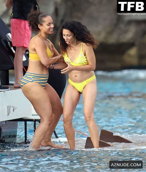 Alicia Keys Sexy Seen Flaunting Her Hot Tits In A Bikini Top At The