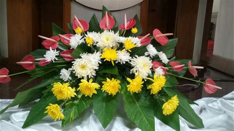 Cara Merangkai Bunga Sederhana Di Depan Altar Bunga Krisan And Kala