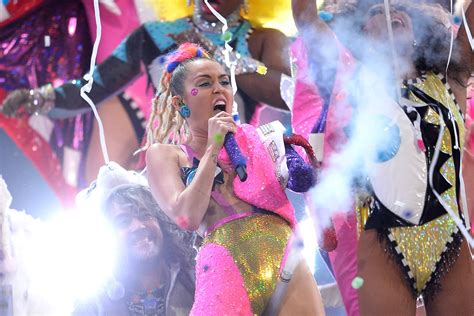 Miley Cyrus To Play Gig In The Nude With The Flaming Lips To Naked