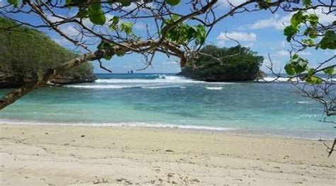 Pantai ini terletak di dusun tumpak awu, desa sitiarjo, kecamatan sumbermanjing wetan, kabupaten malang. Hamparan Indah Pasir Putih Pantai Clungup Malang