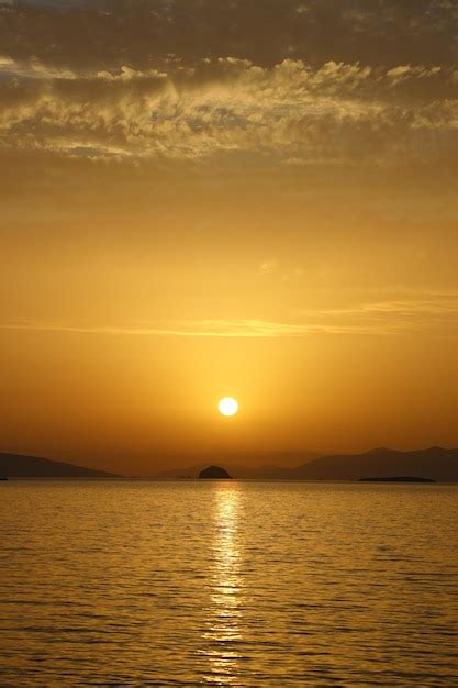 Premium Photo Sunset On The Beach Seaside Town Of Turgutreis And